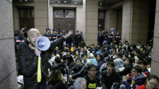 Сблъсъци в Тайван, демонстранти окупираха Министерски съвет 
