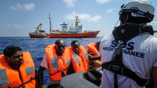 Пет страни членки на ЕС ще приемат стотиците мигранти от кораба