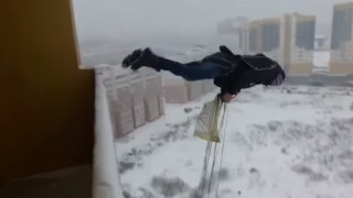 Руснак е заснет да прави скок от балкон на жилищна