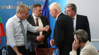 Спешно махат лимитите на онколекарствата, ражданията и хемодиализата