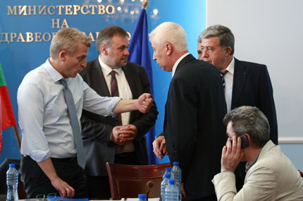 Спешно махат лимитите на онколекарствата, ражданията и хемодиализата