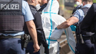 Най малко шестима души са били ранени след като мъж ги