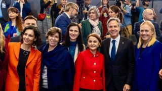 Мария Габриел участва в първото заседание на Съвета НАТО Украйна което