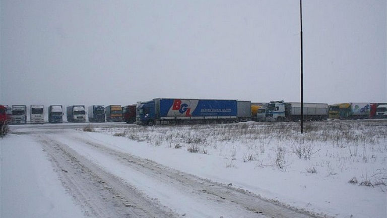 Трети украински шофьор на тир загина при блокадата на полската граница