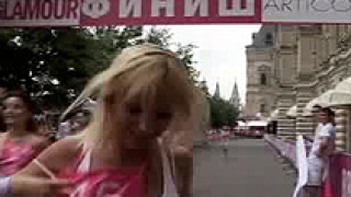 Рускини се надбягваха на високи токчета в Москва (видео)