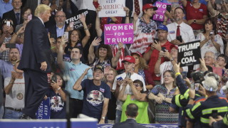 Президентът на САЩ Доналд Тръмп пое двоен удар след като един