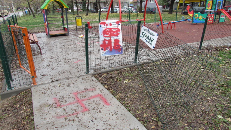Вандали рушиха детски площадки кв. Еленово в Благоевград, съобщи БНР.