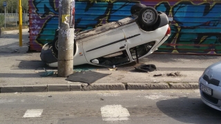 Автомобил се преобърна по таван на бул България в Пловдив
