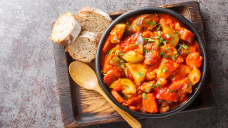 Гювечът е едно от ястията които се приготвят в цяла