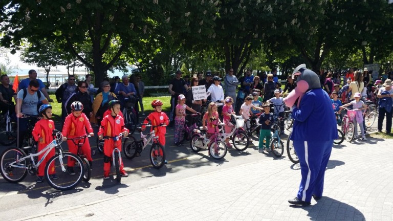 Деца с велосипеди се забавляваха и усвояваха пътната безопасност в морската градина на Бургас