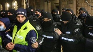 На мълчалив протест излязоха тази вечер в Пловдив полицаи жандармеристи