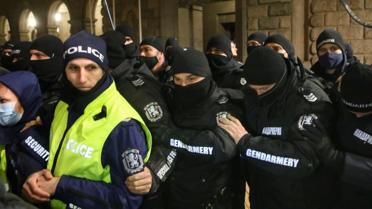 На мълчалив протест излязоха тази вечер в Пловдив полицаи, жандармеристи,