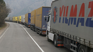 Огромна колона от тирове „посрещна" транспортния министър на Калотина