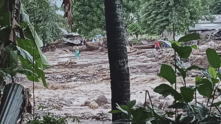 Свлачища и наводнения от проливни дъждове в Източна Индонезия убиха