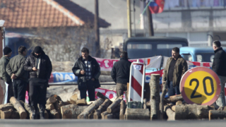Сърбите бутат една от барикадите в Северно Косово