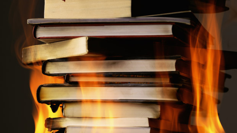 Руските власти горят книги, издадени с пари на Сорос 