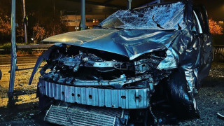 Пиян шофьор се заби последователно в дърво и стълб в