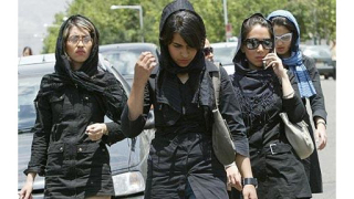 В Иран арестуваха 49 души за "сатанинско облекло"