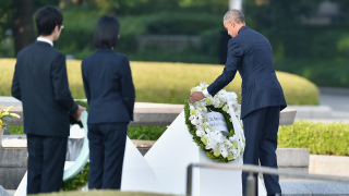 Обама почете Хирошима - с венци, но без извинения 