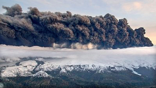 Вулканът Шивелуч в Камчатка бълва пепел