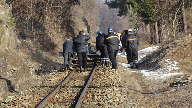 Алпинисти обрушват скалите по влаковото трасе между Якоруда и Белица