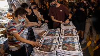 Байдън скастри Китай за репресиите след спирането на вестник в Хонконг