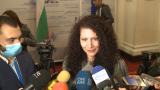 Държавната политика в областта на пощенските услуги както и издаването