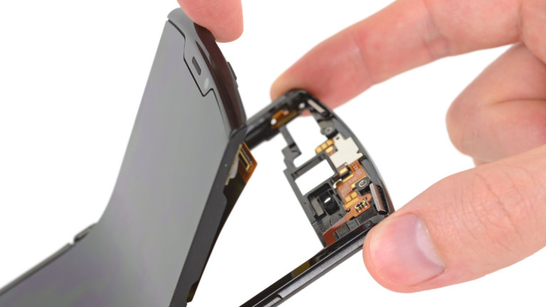 Колко лесно е да поправиш Motorola Razr