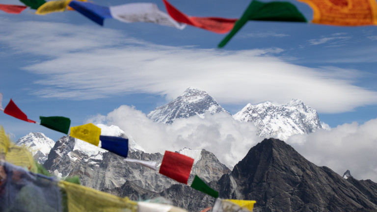 Размразяването на най-екстремния туризъм в света или как Непал иска да върне алпинистите на Еверест