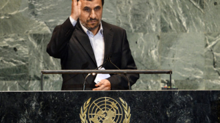 Ахмадинеджад призован като обвиняем
