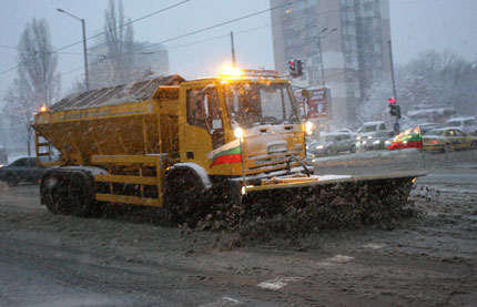 197 снегорина почистват улиците на София