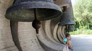 Младежи поставиха нова камбана в комплекса "Камбаните"
