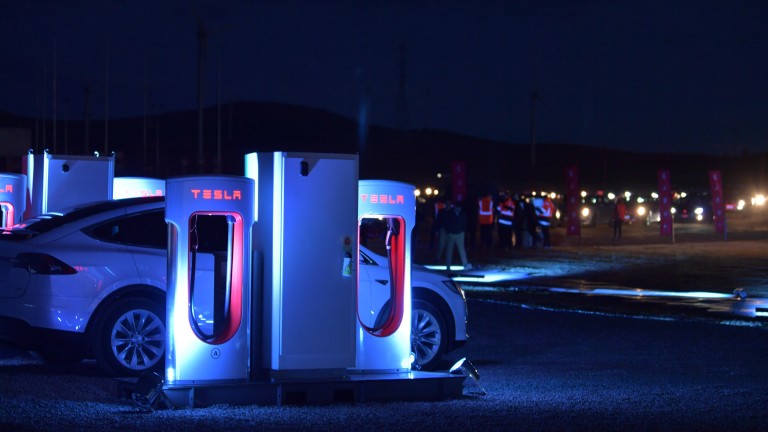 "Тесла" изтегля 11 000 автомобила Model X SUVs