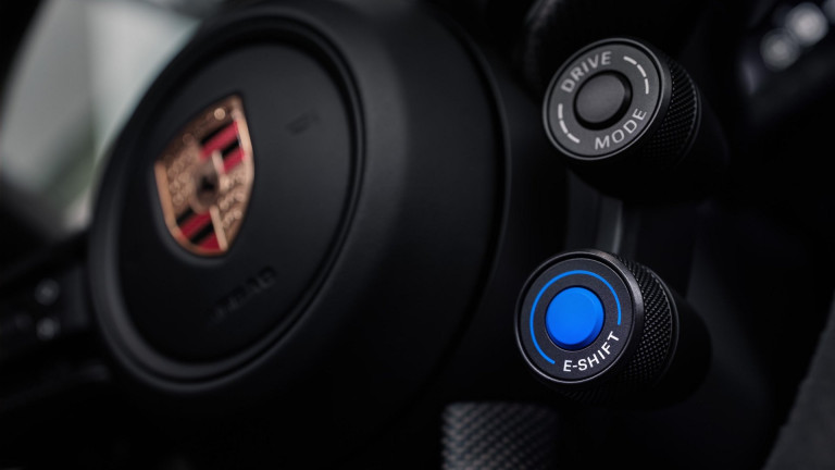 Porsche Taycan вече предлага виртуална симулация на смяна на предавки