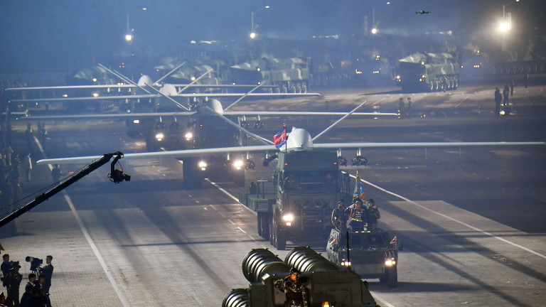 Северна Корея организира военен парад в Пхенян в събота, за