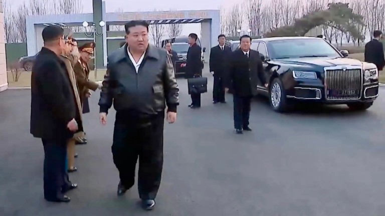 Ким вече се вози в лимузината на Путин