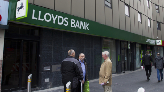 Финансовият конгломерат Lloyds Banking Group планира да оперира с три