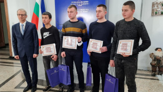 Четирима ученици от 9 и 10 клас от училището в