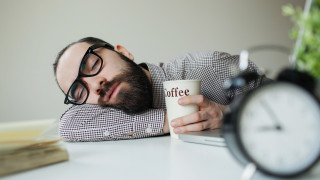 В повечето страни спането на работното място не е просто