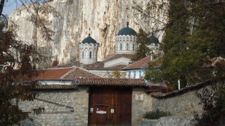 Падна почти декар от скалния венец край манастира Св Троица