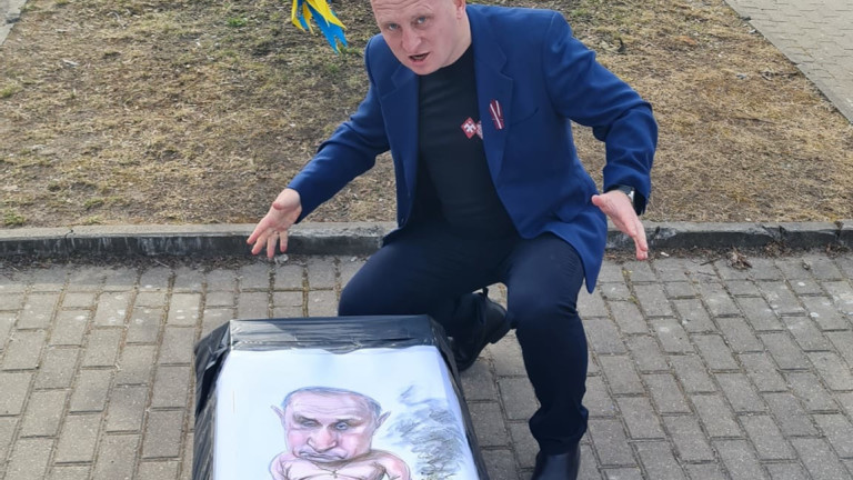 В Латвия активисти донесоха ковчег за Путин пред руското посолство