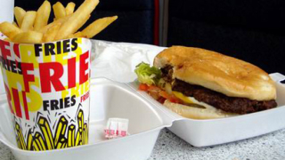 Обвиняваме некачествената храна за наднорменото си тегло