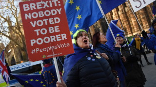 Британският премиер Тереза Мей претърпя първото си политическо поражение за