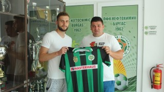 Нападателят Иван Колев вече е играч на Нефтохимик Контрактът на