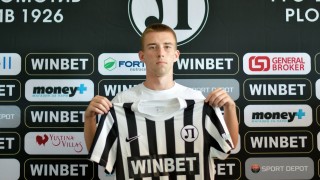 20 годишният халф Айвън Ангелов разтрогна договорът си с елитния