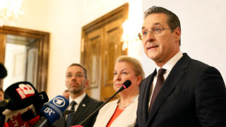 Крайнодесният австрийски политик Хайнц Кристиан Щрахе който напусна коалиционното правителство заради