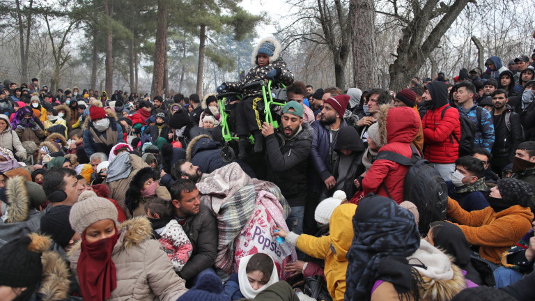 Около 13 000 мигранти са се събрали на турско-гръцката граница,