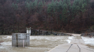 Придошлите води на река Арда заляха единствената пътна връзка до