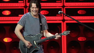 Богът на китарата рок легенда с всички прилежащи към този