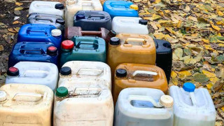 Множество пластмасови туби с общо над 400 литра дизелово гориво